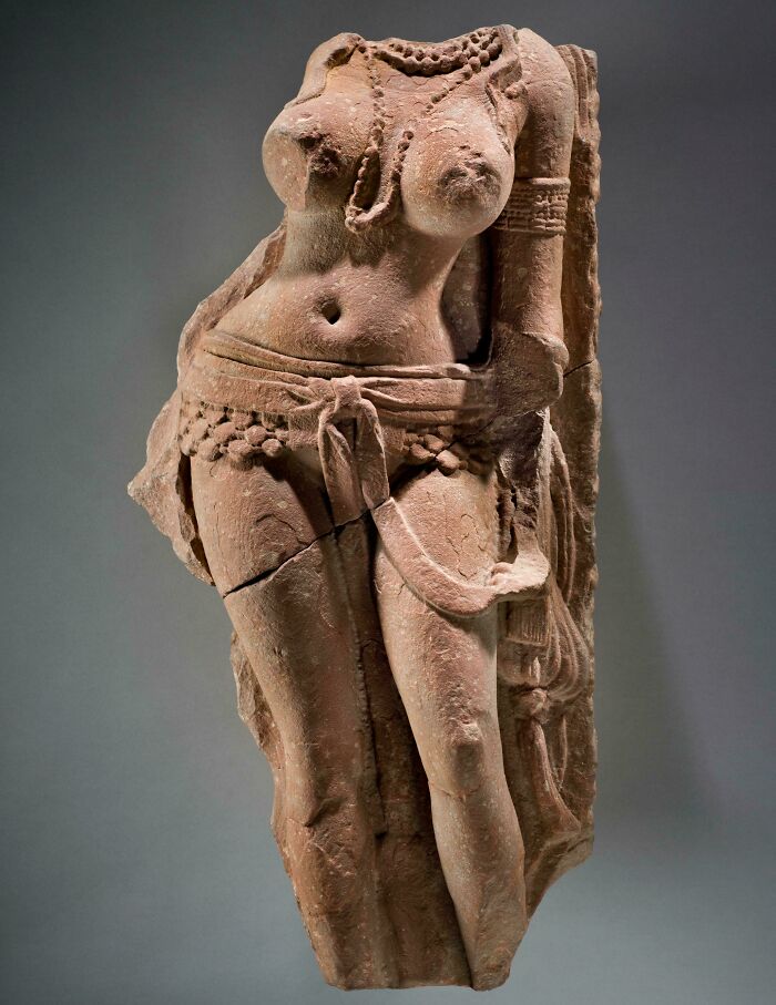 Escultura antigua de mujer tallada en piedra, ejemplo de hallazgo fascinante del pasado lejano.