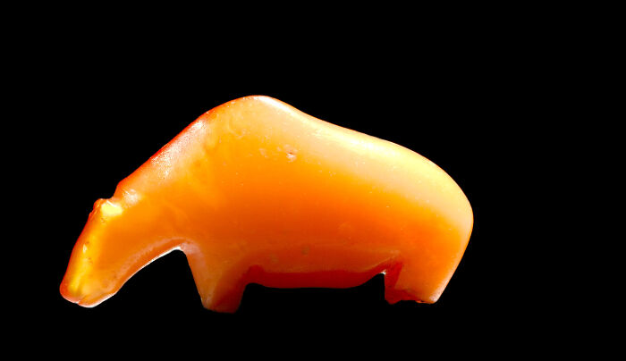 Figura ámbar de un animal antiguamente esculpido, hallazgo del pasado lejano.