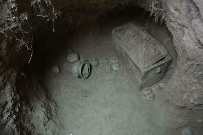 Hallazgos fascinantes: Vasijas antiguas y sarcófago en una excavación arqueológica subterránea.