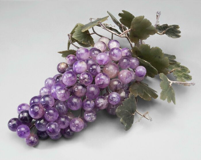 "Racimo de uvas de amatista históricas que evocan el pasado lejano."