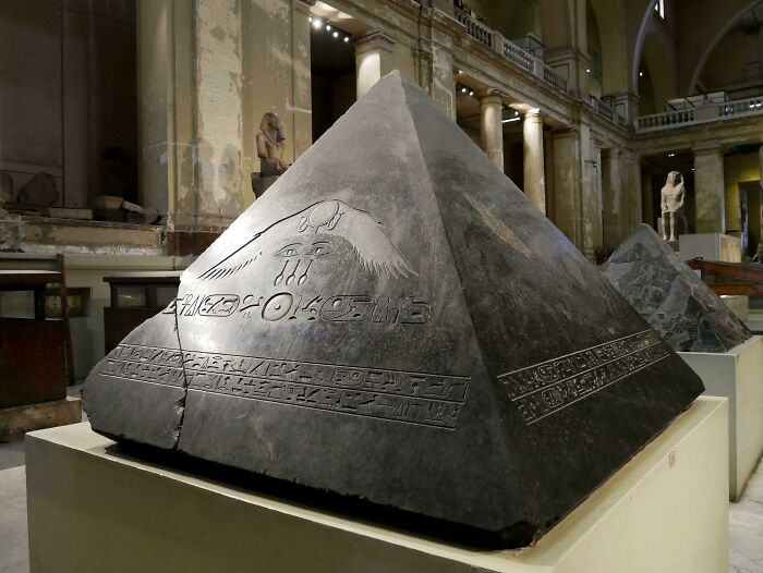 Pirámide antigua con jeroglíficos en museo, un vistazo al pasado lejano.