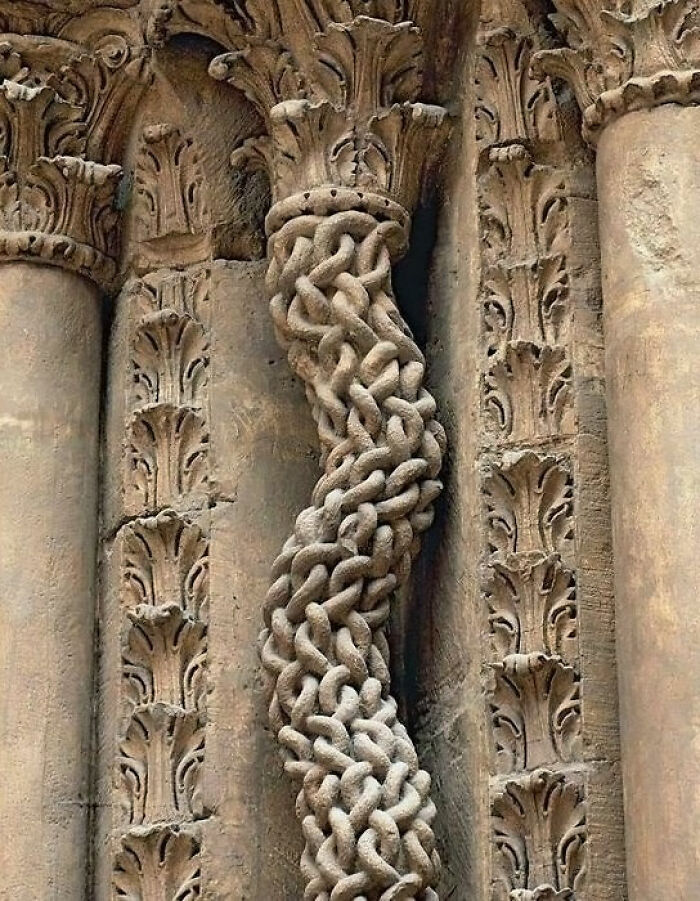 Columna antigua tallada con intrincados detalles que muestran hallazgos del pasado lejano.