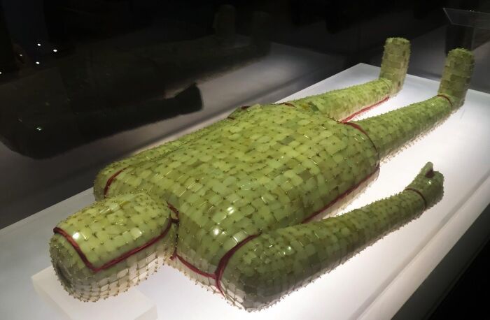 Traje de jade antiguo en exhibición, mostrando hallazgos fascinantes del pasado lejano.