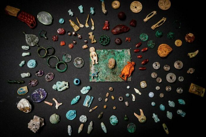 Hallazgos fascinantes de artefactos antiguos dispuestos sobre un fondo oscuro, mostrando detalles del pasado lejano.