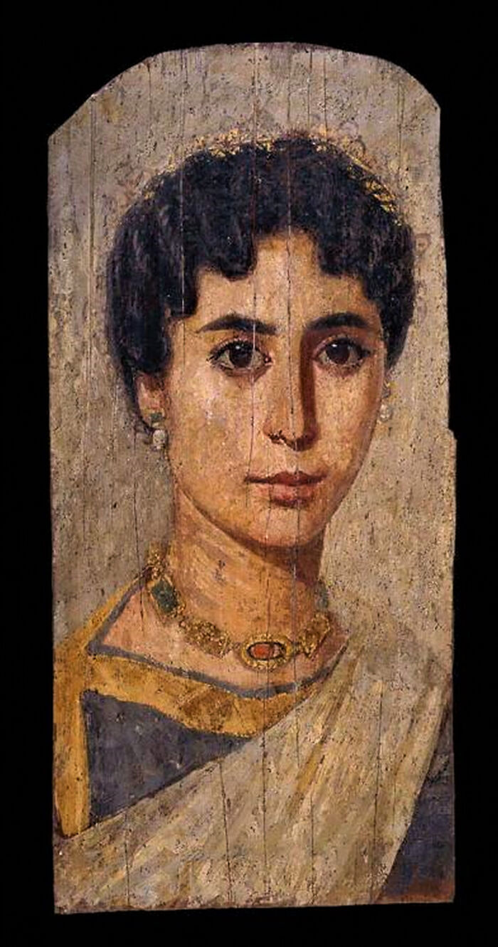 Retrato antiguo de una mujer, mostrando detalles de joyería y vestimenta, evocando el pasado lejano.