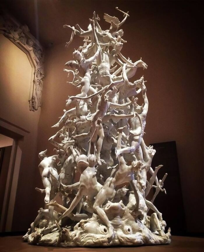 Escultura fascinante de figuras humanas enredadas, representando un vistazo al pasado lejano.