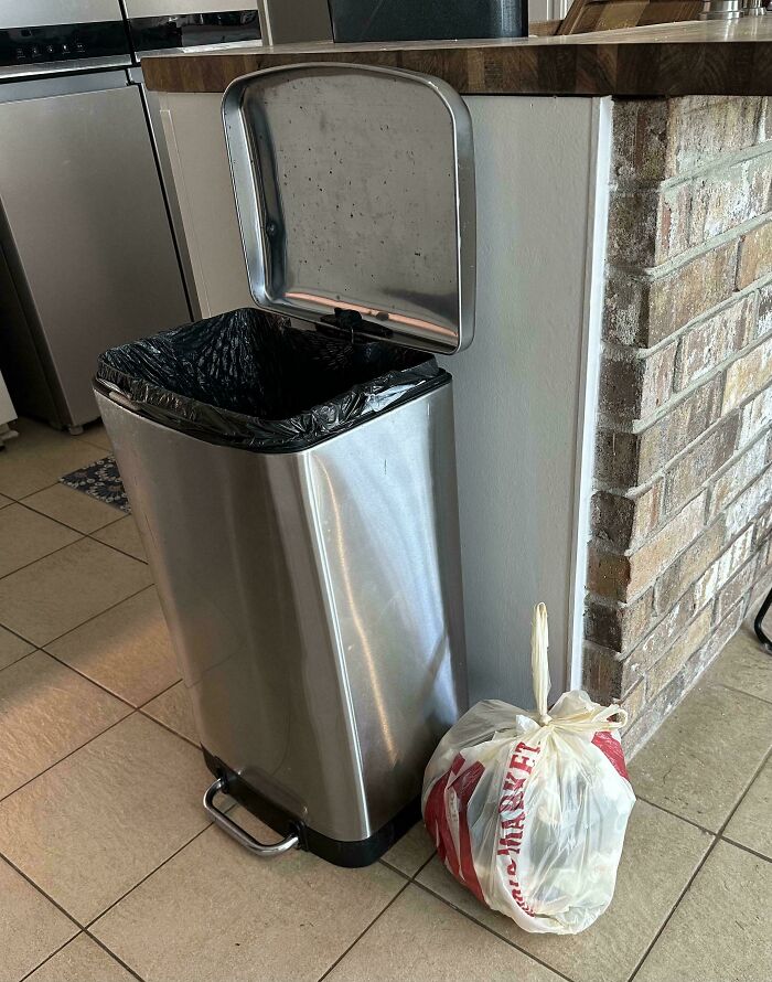 Basura fuera de cubo en la cocina, ejemplo cómico de comportamiento de novios y maridos.