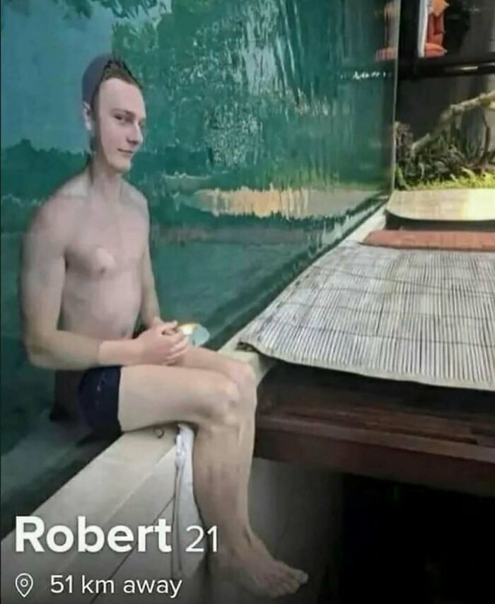 Joven sentado junto a piscina con efecto visual divertido, parte de las mejores imágenes virales que causan risas.