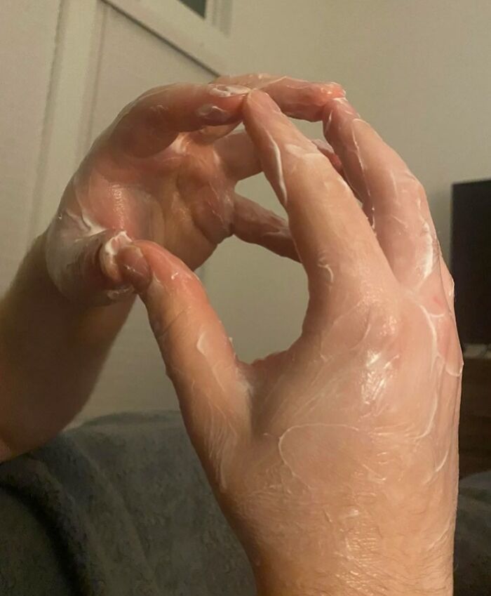 Manos con crema, un ejemplo de comportamiento cotidiano masculino.