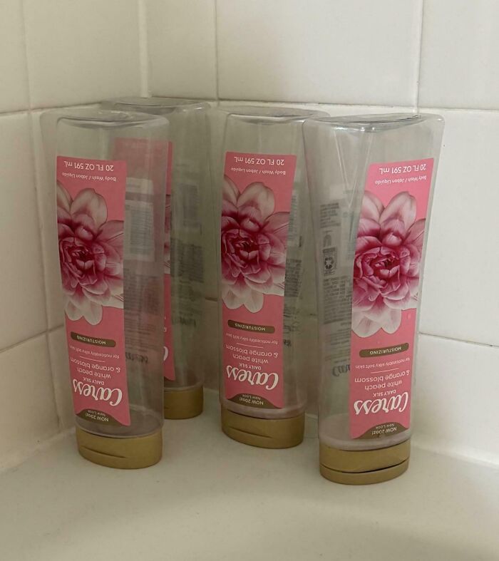 Botellas de gel de hombre en la ducha, ejemplos de comportamiento curioso de novios o maridos.
