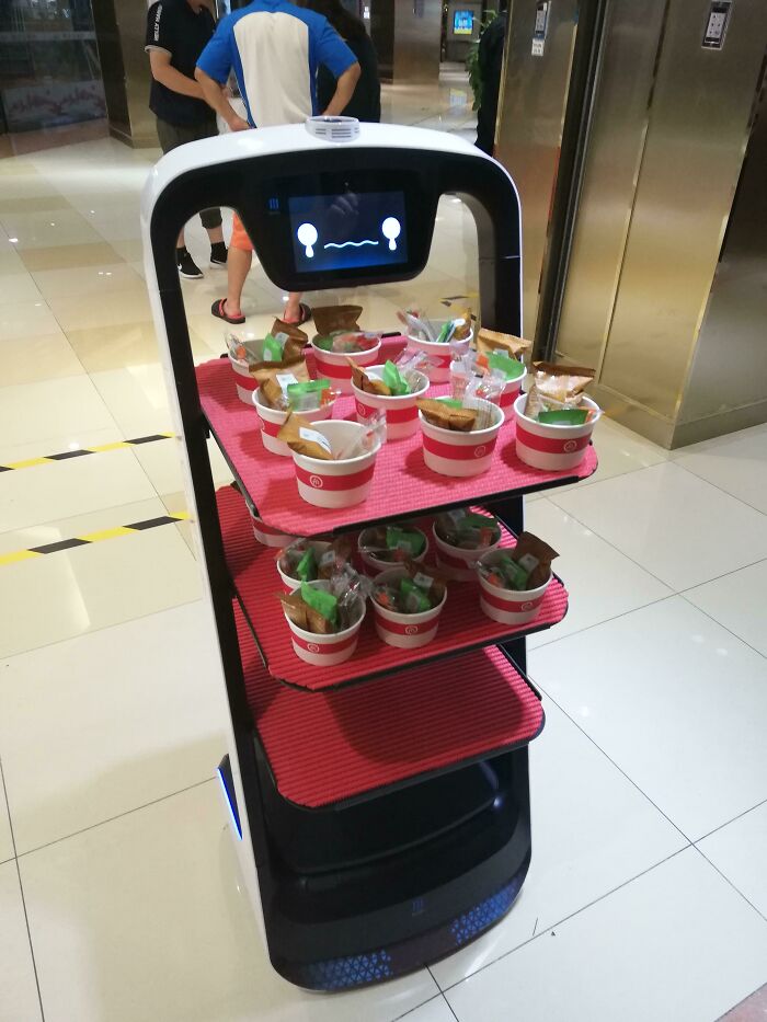 Robot camarero sirviendo comida en bandejas, una de las cosas que sorprendieron a los viajeros en otros países.