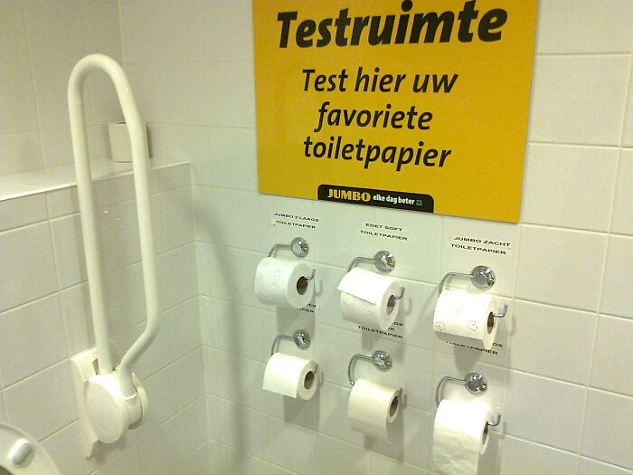 Prueba de varios tipos de papel higiénico en un baño, una de las cosas que sorprendieron a los viajeros en otros países.