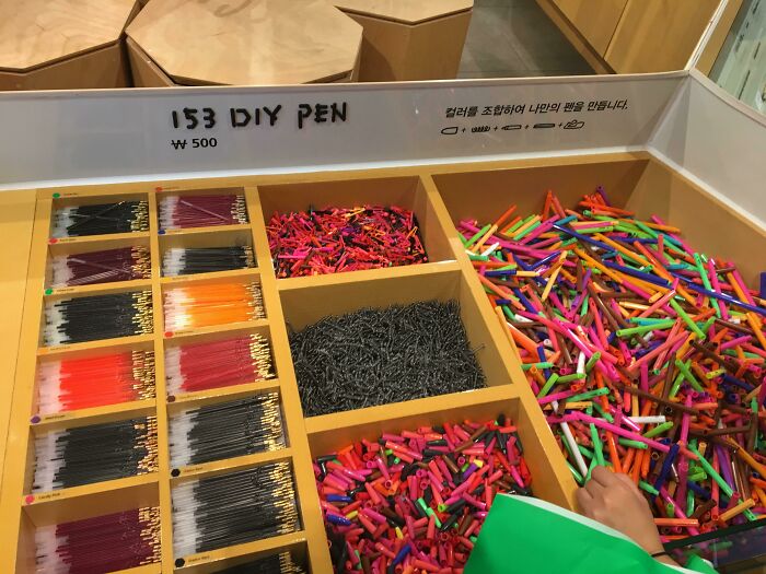 Materiales para armar bolígrafos DIY en colores vibrantes, una de las cosas que sorprendieron a los viajeros en otros países.