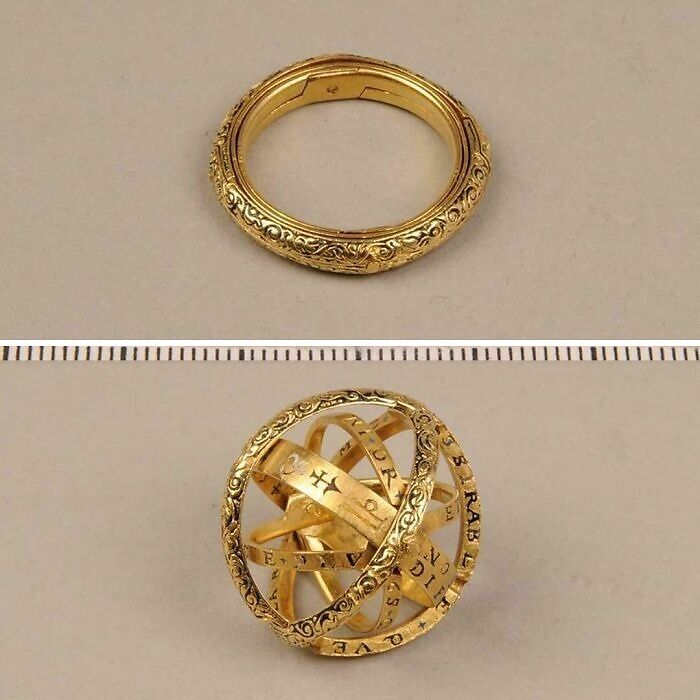 Anillo de astronomía antiguo abierto mostrando inscripciones detalladas, hallazgo fascinante del pasado lejano.