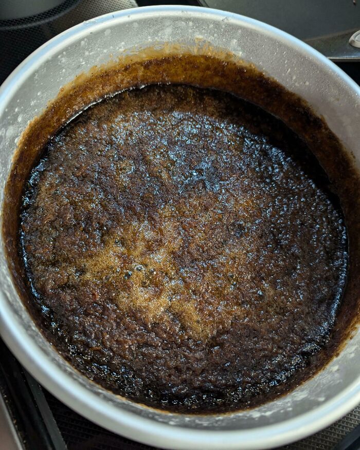Pastel quemado en molde redondo, ejemplo de marido comportándose como 