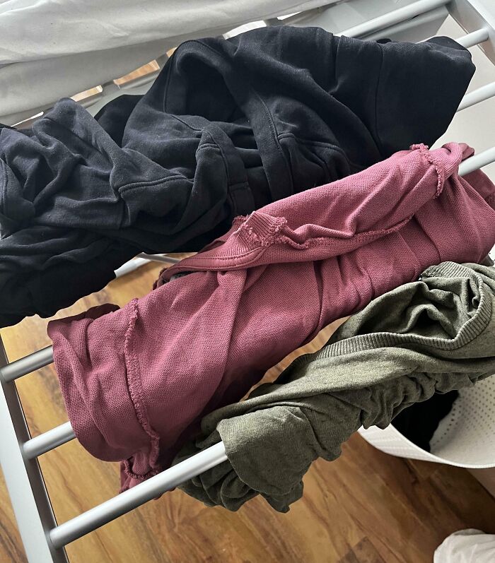 Ropa colgada en un tendedero, ejemplo de novios y maridos comportándose.