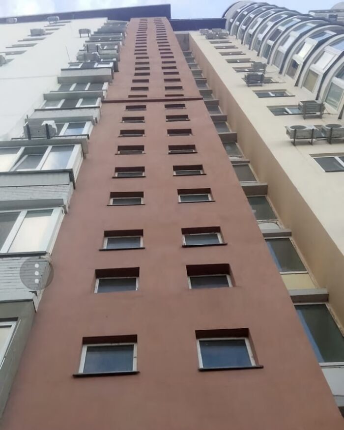 Edificio con ventanas bloqueadas, ejemplo de fallos de arquitectura.