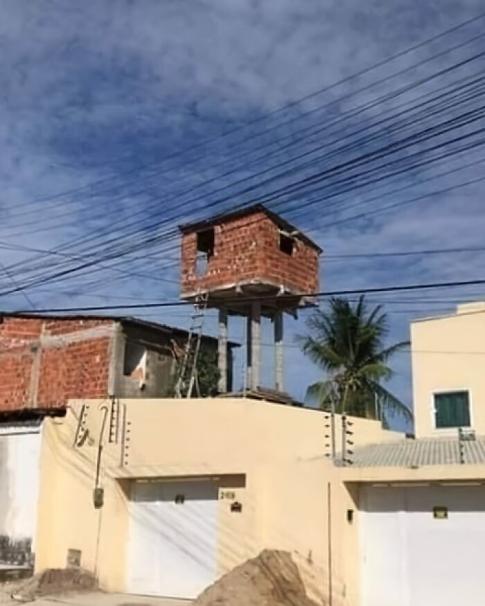Caseta elevada sobre pilares en un tejado, ejemplo de fallos de arquitectura.