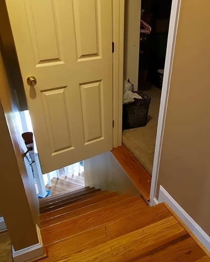 Puerta que bloquea unas escaleras en un error de arquitectura gracioso.