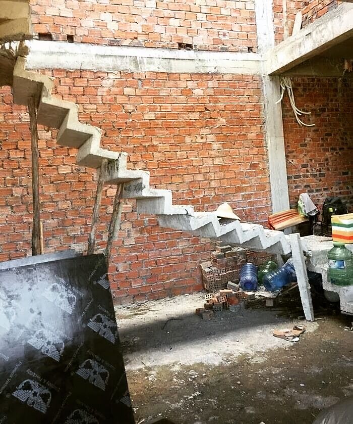 Escaleras sin sentido en una obra de ladrillo, ejemplo de fallos de arquitectura graciosos.
