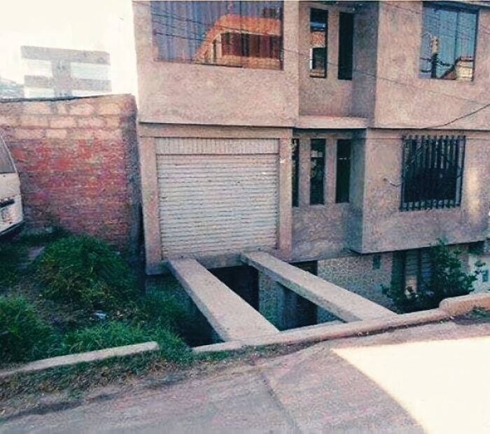 Fallo de arquitectura con rampa de garaje que termina en una pared sin acceso aparente.