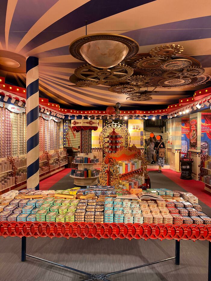 Interior colorido de tienda con decoración única y productos variados que sorprendieron a los viajeros en otros países.