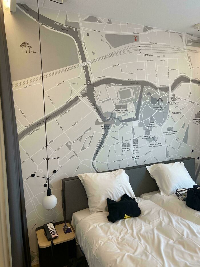Habitación de hotel con mapa de ciudad en la pared, una de las cosas que sorprendieron a los viajeros en otros países.