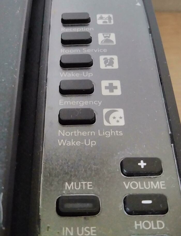 Panel de botones en hotel con opciones como recepción y alarma, una de las cosas que sorprendieron a los viajeros en otros países.
