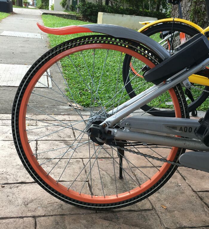 Rueda de bicicleta sin aire en zona urbana, mostrando innovación y cosas que sorprendieron a los viajeros en otros países.