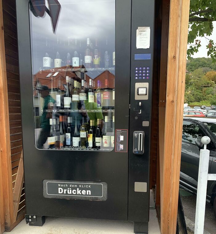 Máquina expendedora de vinos en exterior, una de las cosas que sorprendieron a los viajeros en otros países.