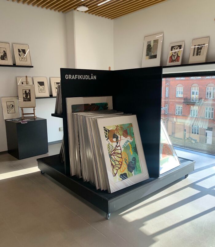 Exposición de arte con grabados enmarcados en una galería, una de las cosas que sorprendieron a los viajeros en otros países.