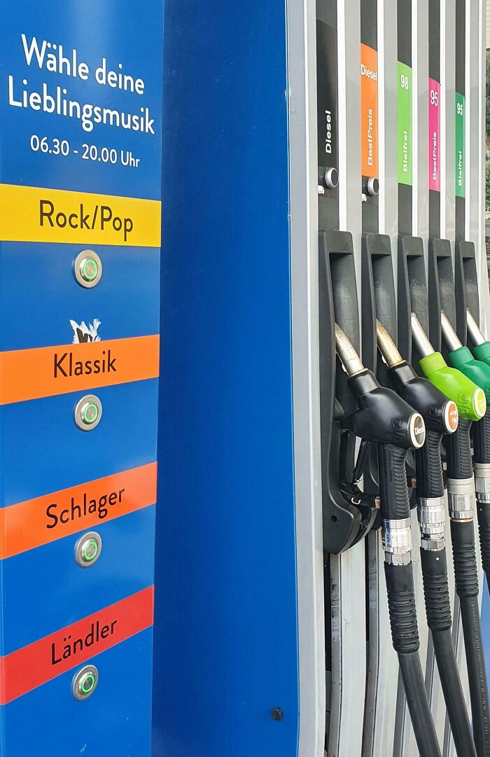 Surtidor de gasolina con opción para elegir música, una de las cosas que sorprendieron a los viajeros en otros países.
