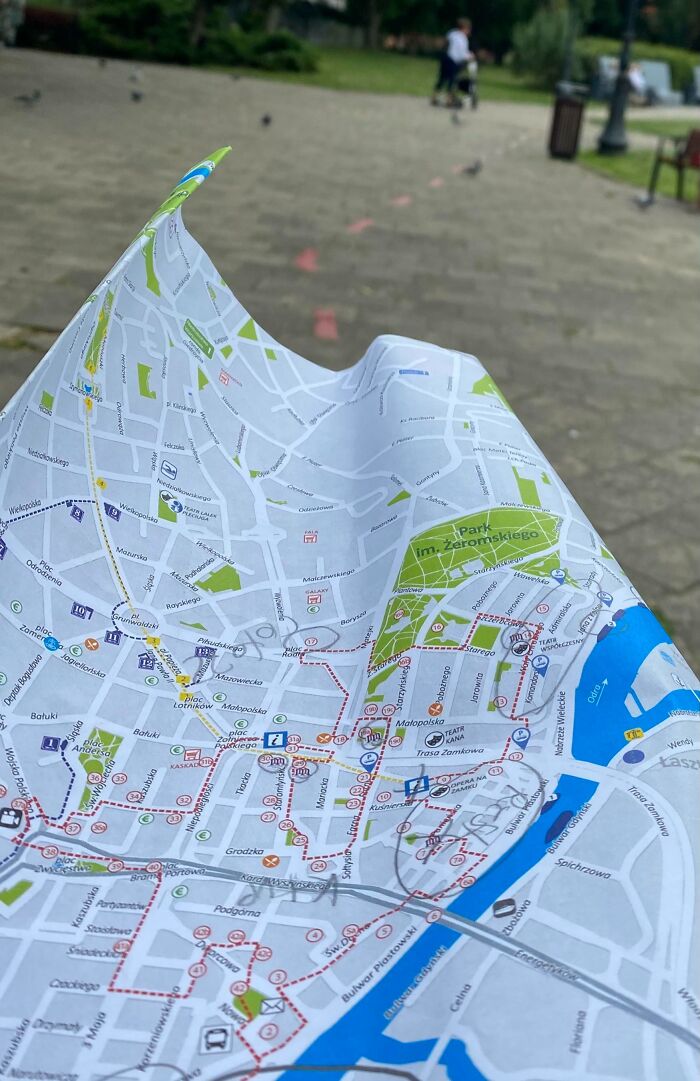 Mapa turístico detallado en papel mostrando rutas y puntos de interés que sorprendieron a los viajeros en otros países.