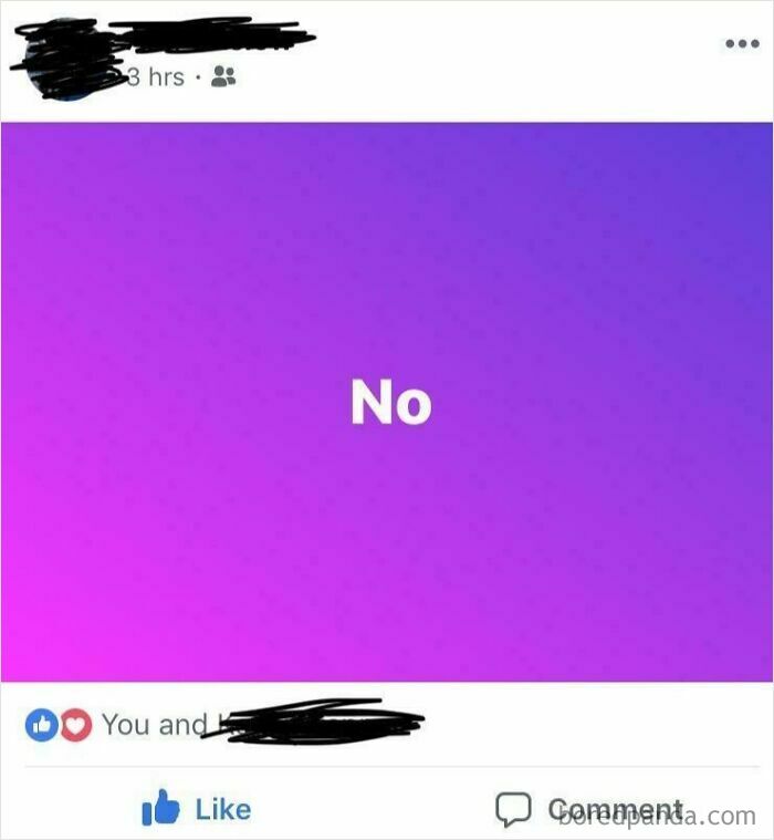 Persona mayor confundida en redes sociales con fondo púrpura y la palabra "No".