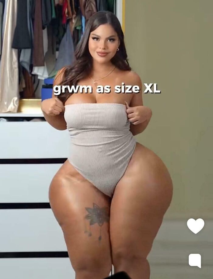 Mujer posando en ropa ajustada, mostrando la diferencia entre Instagram y la realidad.