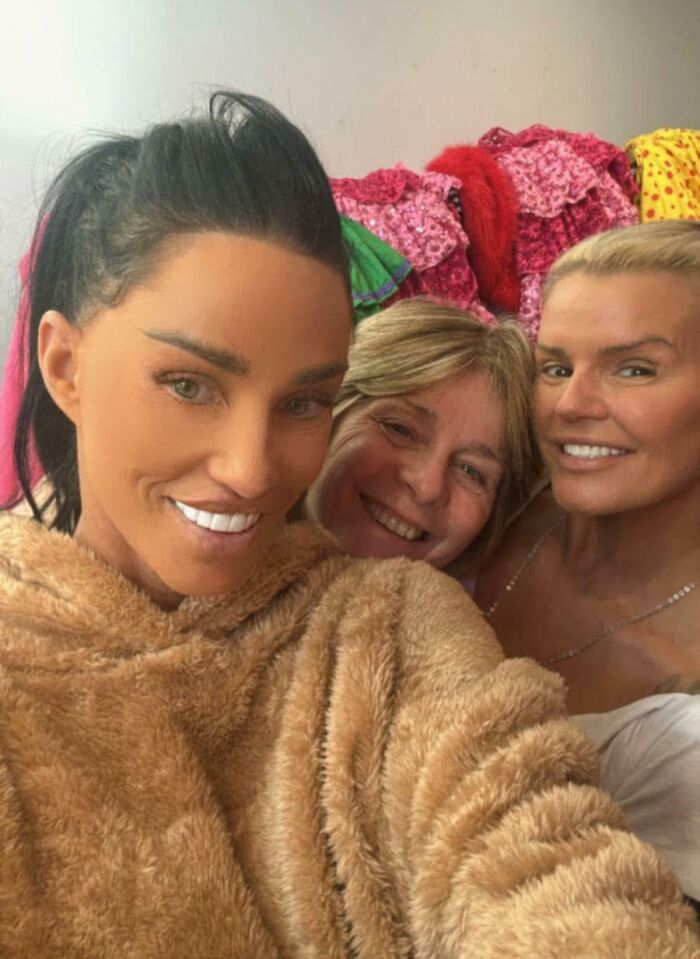 Grupo de mujeres sonriendo frente a la cámara, mostrando un contraste entre Instagram y realidad.