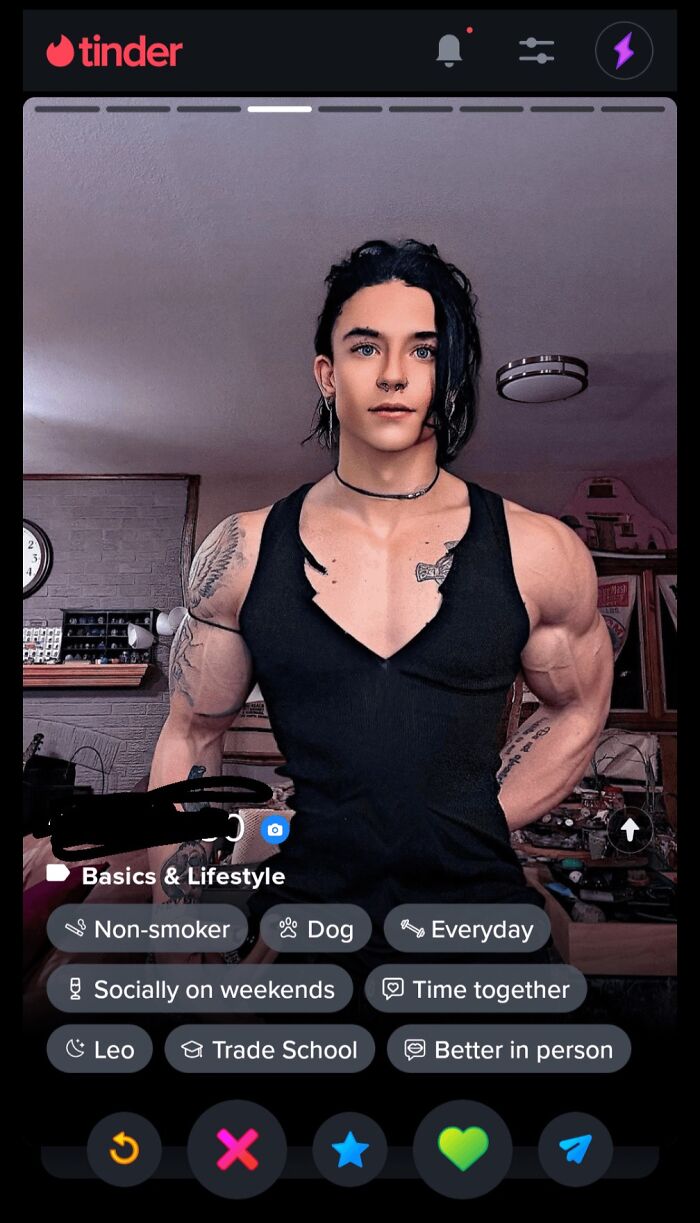 Hombre con músculos exagerados en perfil de citas, ilustrando la diferencia entre Instagram y la realidad.