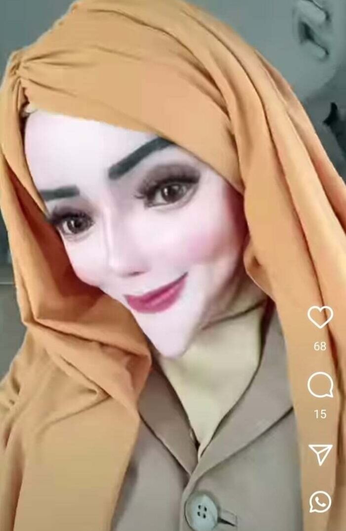 Persona con pañoleta naranja en selfie, mostrando la diferencia entre Instagram y realidad.