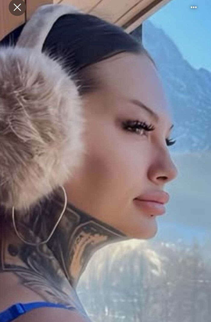 Mujer con orejeras de felpa y tatuaje en el cuello, ejemplo de Instagram vs realidad en ambiente invernal.