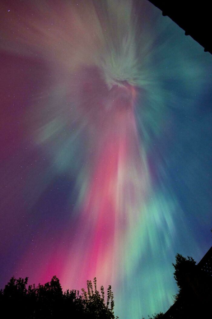 Aurora boreal en Canadá, mostrando vibrantes colores en el cielo nocturno.