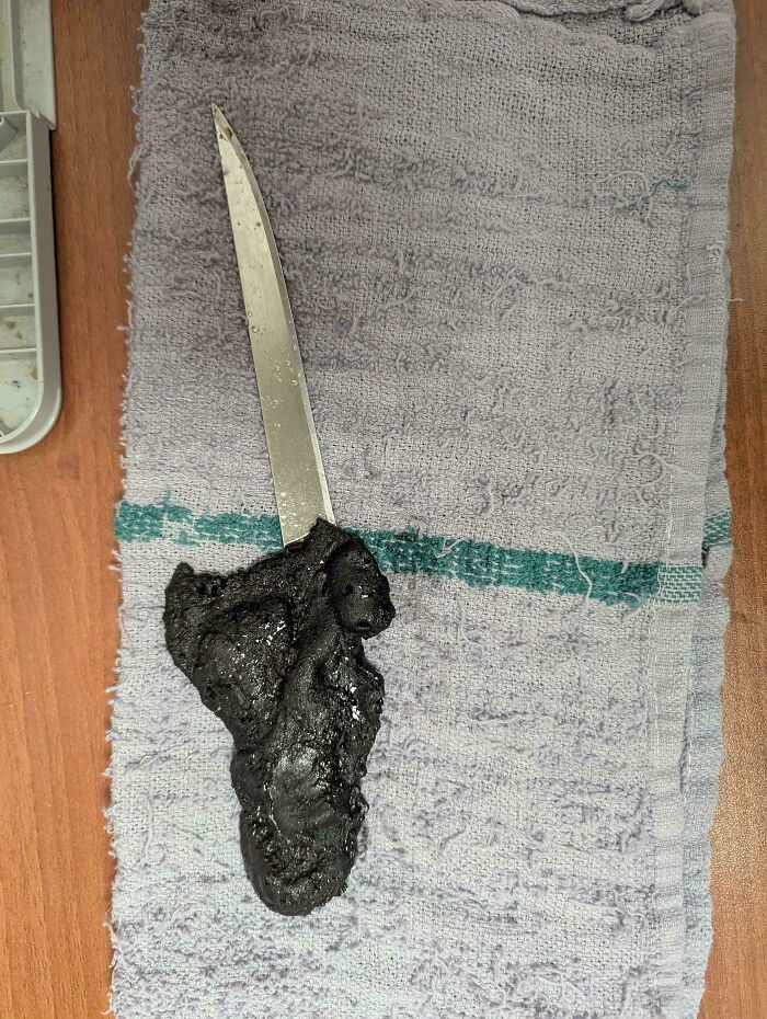 Cuchillo con grasa en cocina, ejemplo de frustraciones en hostelería.
