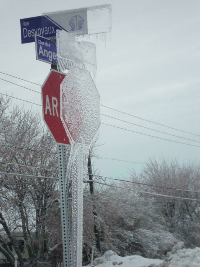 Señal de alto cubierta de hielo en invierno canadiense.