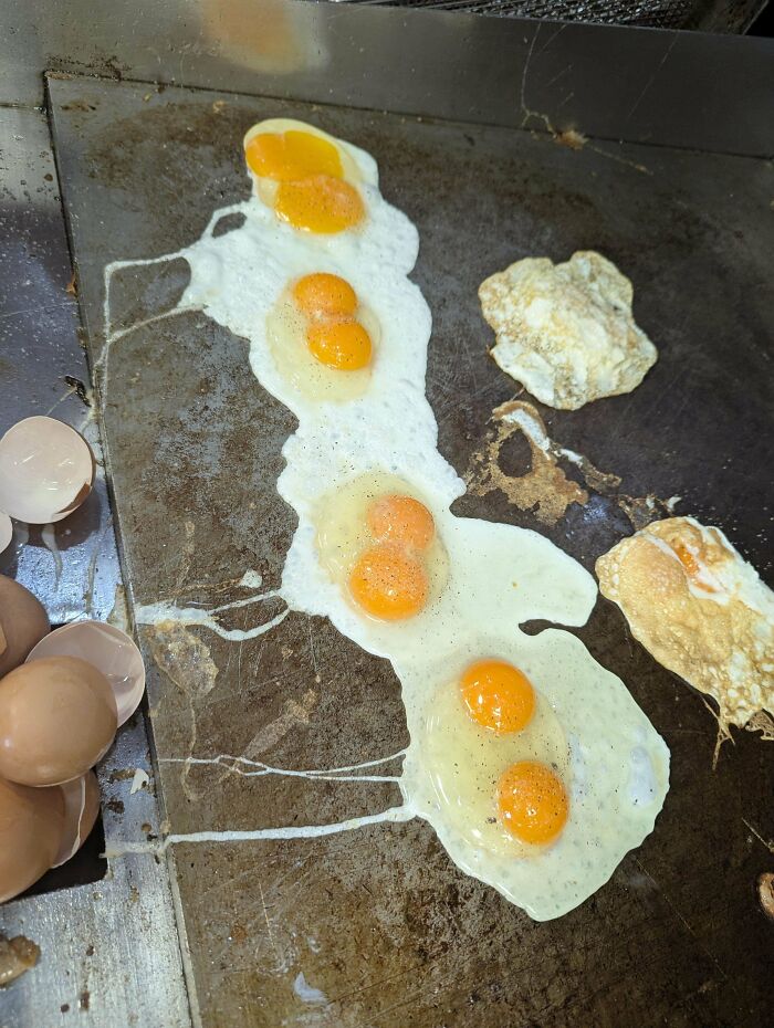 Huevos con doble yema en una plancha, reflejan situaciones frustrantes en la hostelería.