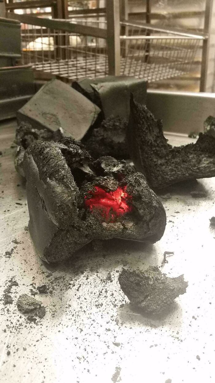 Carbón roto y encendido en una cocina de hostelería, mostrando situaciones frustrantes comunes en la industria.