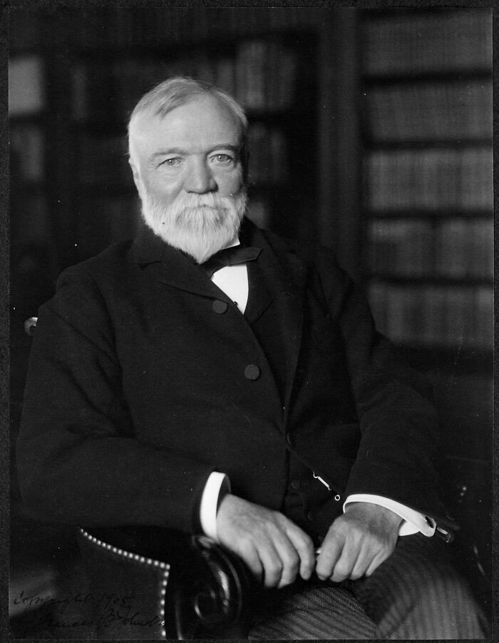 Hombre mayor con barba blanca sentado en silla, ilustrando datos sorprendentes que muestran lo poco que sabemos en realidad.