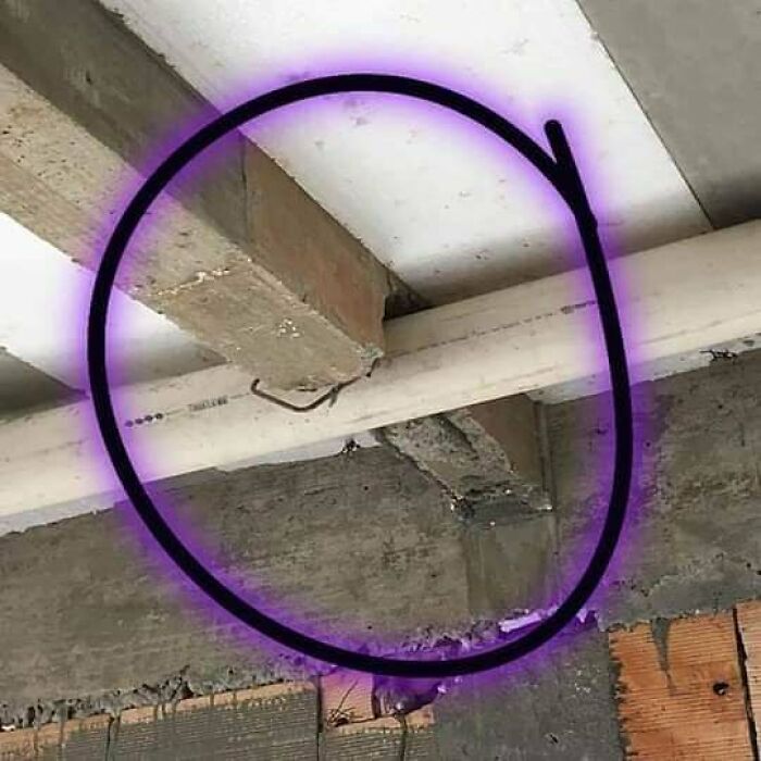 Error de arquitectura evidente: viga atravesando una tubería en el techo, marcado con un círculo morado.