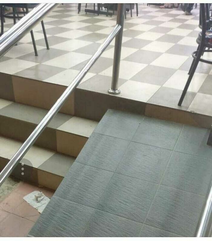 Rampa de acceso termina en escalones, ejemplo de arquitectura graciosa.
