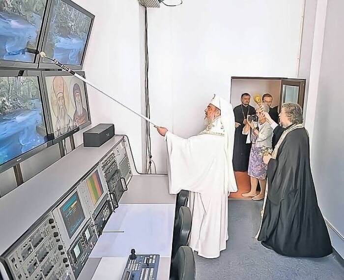 Sacerdotes y monjes bendicen las salas de servidores y rocían con agua bendita los sistemas informáticos para evitar que se apaguen.