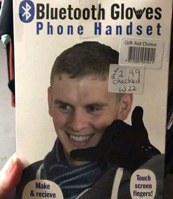 Guantes Bluetooth con forma de teléfono; imagen divertida de un hombre usando un guante como auricular.