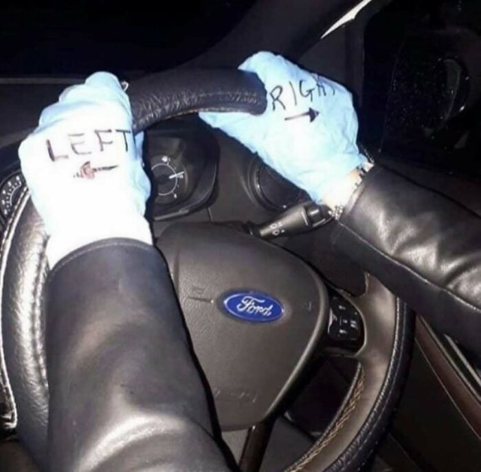 Manos con guantes marcados «izquierda» y «derecha» en volante, en situación divertida y confusa.